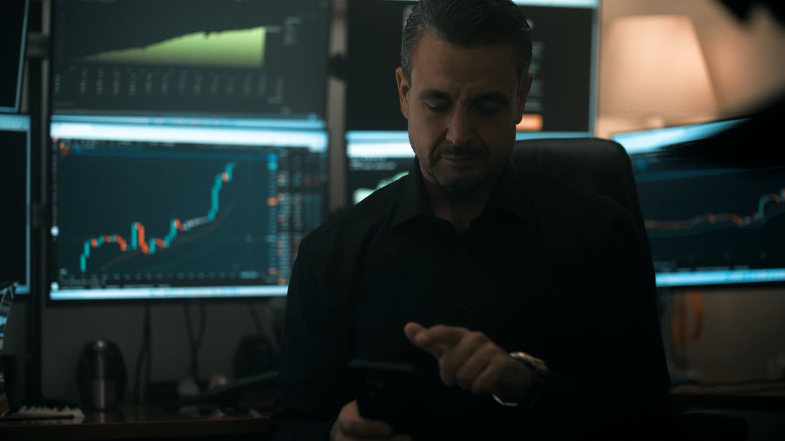 Alexander Douedari prüft Positionen am Trading-Desk